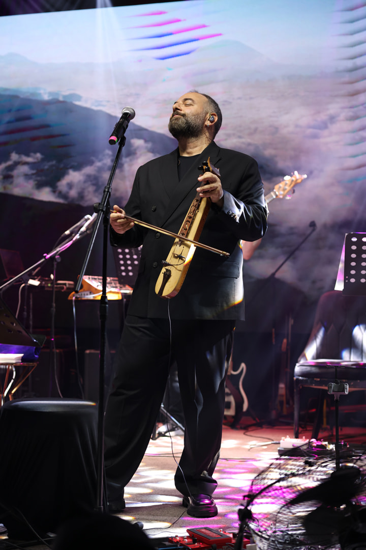 Selim Bölükbaşı sahnede kemençe çalarken — konser kaydı